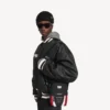 Balenciaga for menn | NBA-samarbeid: Explorer-veske med kryssrem i svart/hvitt/vermiljonrødt
