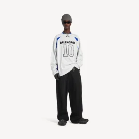 Balenciaga for menn | NBA-samarbeid: Oversized langermet T-skjorte i hvitt/flerfarget Balenciaga for menn | NBA-samarbeid: Oversized langermet T-skjorte i hvitt/flerfarget