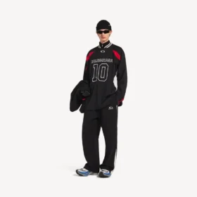 Balenciaga for menn | NBA-samarbeid: Oversized langermet T-skjorte i svart/flerfarget Balenciaga for menn | NBA-samarbeid: Oversized langermet T-skjorte i svart/flerfarget
