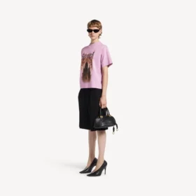 Balenciaga Sacra Cœur T-skjorte for kvinner med medium passform i gammelrosa Balenciaga Sacra Cœur T-skjorte for kvinner med medium passform i gammelrosa