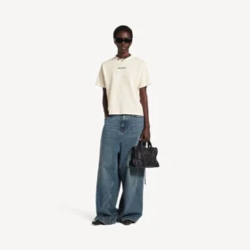 Balenciaga-T-skjorte for kvinner med medium passform og «Balenciaga Back»-motiv i kremfarge