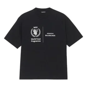 Balenciaga x WFP 1. generasjon crossover-trykt logo-genser med rund hals og korte ermer for menn, svart 612966THV841000 Balenciaga x WFP 1. generasjon crossover-trykt logo-genser med rund hals og korte ermer for menn, svart 612966THV841000