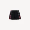 Bermudashorts for menn i svart med ekstrem tie-dye-mønster og normal passform