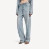 Damejeans med vridde sømmer i bleket lysblått
