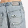 Damejeans med vridde sømmer i bleket lysblått