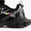 Damesneaker i størrelse 3XL med anheng i svart/sølv
