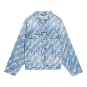 Denimjakke med logo i skrift over hele «Lysblå Hvit» 681690TJW904200