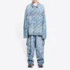 Denimjakke med logo i skrift over hele «Lysblå Hvit» 681690TJW904200