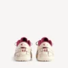 Hamptons medium slitt sneaker for kvinner i offwhite/rød
