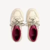 Hamptons medium slitt sneaker for kvinner i offwhite/rød