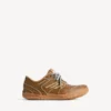 Hamptons-sneaker for menn i kamelfarge med middels slitt utseende