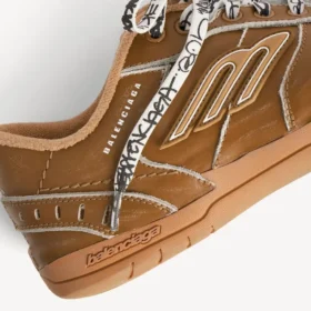 Hamptons-sneaker for menn i kamelfarge med middels slitt utseende