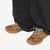 Hamptons-sneaker for menn i kamelfarge med middels slitt utseende