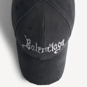 Herre-cap i svart med skisselignende motiv