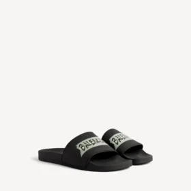 Herresandaler til bassenget i svart/hvitt