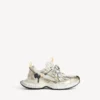 Herresneaker i størrelse 3XL med anheng i hvitt/gult/sølv/svart