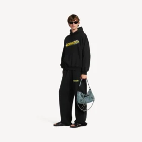 Hettegenser for menn i medium passform med «messy spray»-design, i svart
