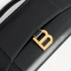 Hourglass-formet pochette for kvinner med kjede  i svart