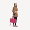 Kort jakke i techwear-stil for kvinner i kamelfarge