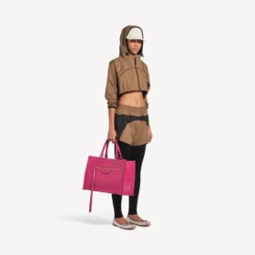 Kort jakke i techwear-stil for kvinner i kamelfarge