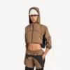 Kort jakke i techwear-stil for kvinner i kamelfarge