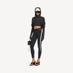 Kort jakke i techwear-stil for kvinner i svart