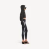 Kort jakke i techwear-stil for kvinner i svart