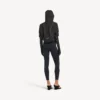 Kort jakke i techwear-stil for kvinner i svart