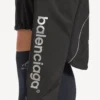 Kort jakke i techwear-stil for kvinner i svart