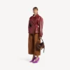 Kort trenchcoat med folder for damer i burgunder