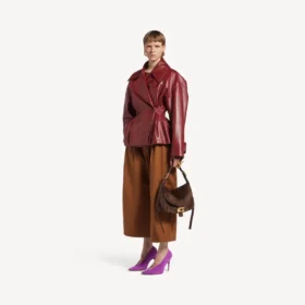 Kort trenchcoat med folder for damer i burgunder