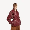 Kort trenchcoat med folder for damer i burgunder