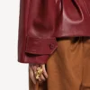 Kort trenchcoat med folder for damer i burgunder
