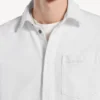 Langermet denimskjorte for menn i hvitt