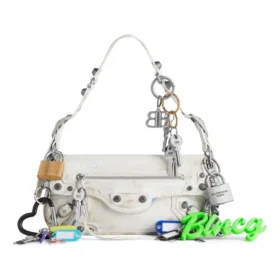 Le Cagole liten skulderveske med slitt effekt og anheng «White» 7716402AA7A9000