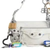 Le Cagole liten skulderveske med slitt effekt og anheng «White» 7716402AA7A9000