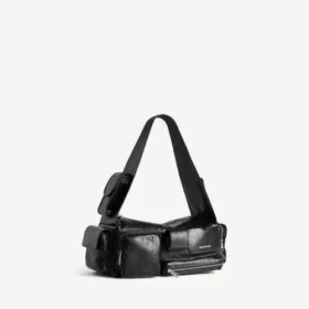 Liten, svært praktisk slingbag for menn i svart