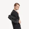 Liten, svært praktisk slingbag for menn i svart