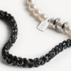 Malibu perlearmbånd/choker i svart/hvitt/skinnende sølv