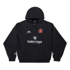 Paris Soccer-hettegenser med glidelås, medium passform «Black White» 744457TPVS61070 Paris Soccer-hettegenser med glidelås, medium passform «Black White» 744457TPVS61070