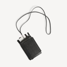 Pass- og telefonholder for menn i svart