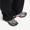 Runner-sneakers for menn i grå/rød/svart