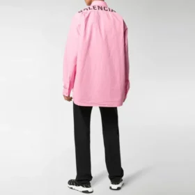 Skjorte i bomullspoplin med logo på ryggen «Pink» 556878TEM095630