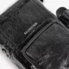 Superbusy vertikal crossbody-veske for menn i svart