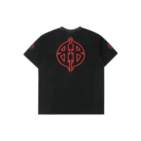 T-skjorte med metall-BB-sjablong «Black Red» 764235TPVI21568 T-skjorte med metall-BB-sjablong «Black Red» 764235TPVI21568