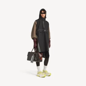 Teknisk poncho for menn i svart