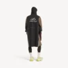 Teknisk poncho for menn i svart