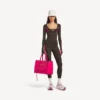 Tettsittende langermet techwear-top for kvinner i khakibrun/neonrosa