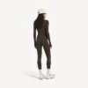 Tettsittende langermet techwear-top for kvinner i khakibrun/neonrosa