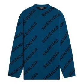 Ullstrikket genser med rund hals og logo over hele «Petrol Blue» 657400T15672470 Ullstrikket genser med rund hals og logo over hele «Petrol Blue» 657400T15672470